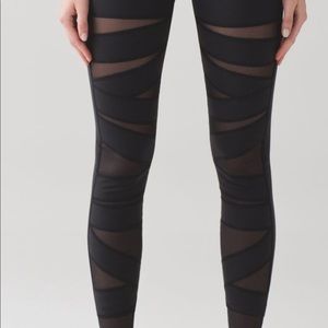 Lululemon wunder under mesh tights size 6.